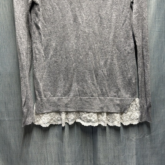 🚩 Jillian Harris Gray Lace Hem Women's Top size small - Picture 3 of 9